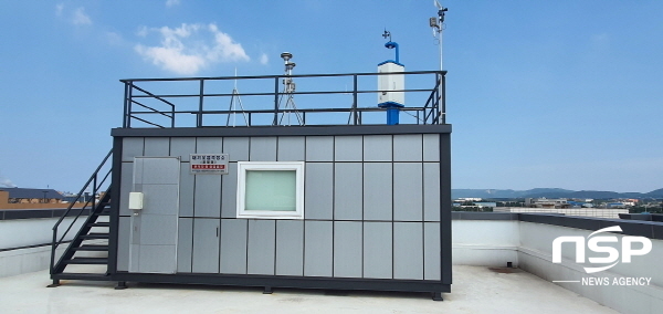 NSP통신-포항시는 대기오염물질 저감 및 대시민 환경정보 제공 강화의 일환으로 대기오염측정소 및 환경전광판, 미세먼지 신호등을 추가 설치해 운영하고 있다. (포항시)