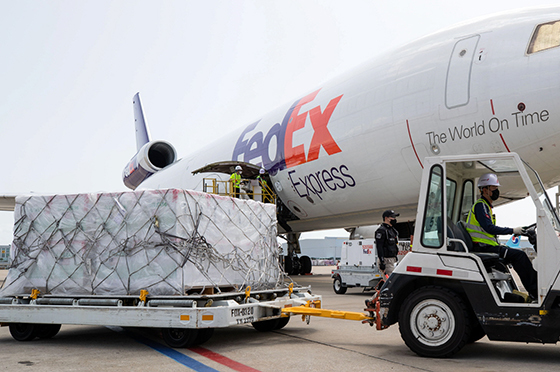 NSP통신-페덱스 비행기로 운송된 코로나19 백신이 한국에 도착했다. (페덱스)