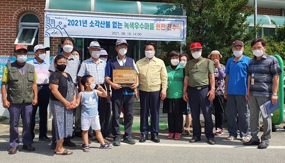 NSP통신-▲오세현 시장이 소각산불 없는 녹색우수마을 현판을 전수했다. (아산시)