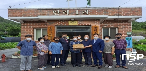 NSP통신-의성군은 산림청이 주관한 2021년도 소각산불 없는 녹색마을 캠페인 추진 결과 우수마을로 선정된 구천면 장국1리 등 3개 마을에 대해 지난 18일 현판식을 개최했다. (의성군)