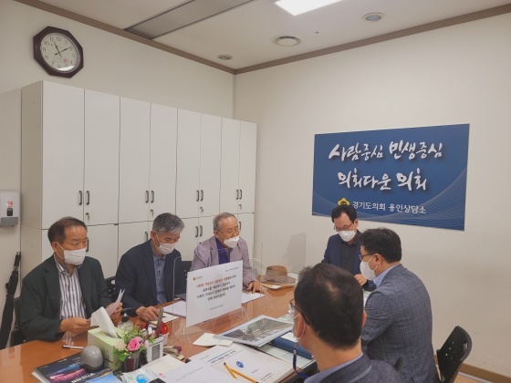 NSP통신-19일 경기도의회 용인상담소에서 김중식 도의원이 아파트단지 부출입구 신설 관련 민원을 청취하고 있다. (경기도의회)