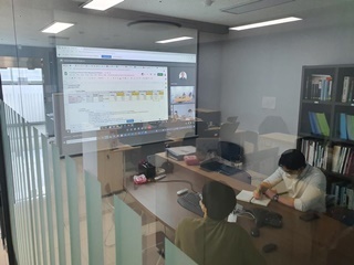NSP통신-▲올스웰 관계자들이 회의실에서 해당 시스템에 대한 시뮬레이션을 진행하고 있다. (올스웰 제공)