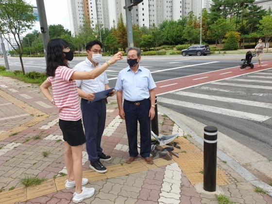 NSP통신-경기도의회 평택상담소에서 오명근 경기도의원이 아파트 사거리 교차로의 지속적인 교통사고 증가추세로 인해 과속단속카메라 설치를 요구하는 민원을 접수받고 현장방문을 통해 지역민들의 민원사항을 청취하고 있다. (경기도의회)