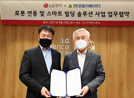 NSP통신-왼쪽부터 LG전자 BS사업본부장 권순황 사장과 현대엘리베이터 송승봉 대표가 기념촬영을 하고 있다. (LG전자)