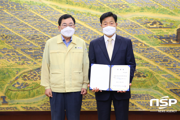 NSP통신-주낙영 경주시장(좌)과 이강우 경주스마트미디어센터 신임 센터장 임용식 기념사진. (경주시)