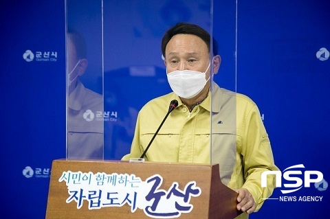 NSP통신-강임준 군산시장이 24일 비대면 브리핑을 통해 외국인근로자에 대한 코로나19 진단검사 행정명령을 31일까지 1주일 연장한다고 밝히고 있다.