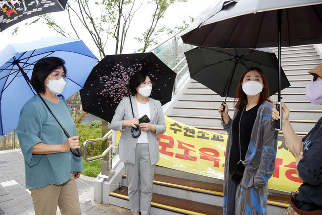 NSP통신-23일 이혜련 수원시의원(왼쪽 두번째)이 참석자들과 수원초등학교 통학로 현장을 점검하는 모습. (수원시의회)