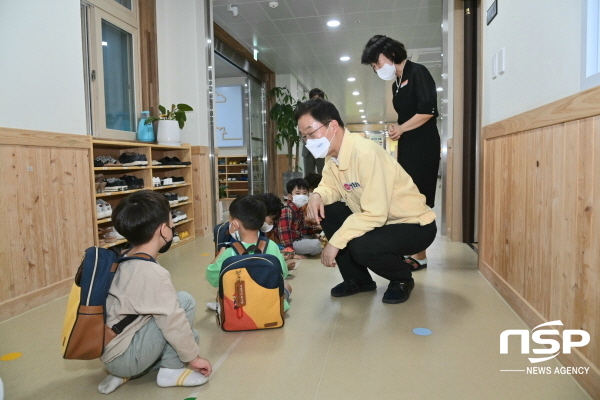 NSP통신-임종식 경상북도교육감은 24일 예천 호명면 소재 라온유치원을 방문해 2학기 학교방역 추진 상황에 대한 현장점검을 했다. (경상북도교육청)