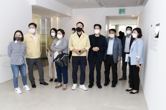 NSP통신-23일 신명순 김포시의장(왼쪽 첫번째)을 비롯한 시의원들이 9월 임시개관을 앞두고 있는 애기봉평화생태공원을 찾아 주요 시설을 점검하고 있다. (김포시의회)