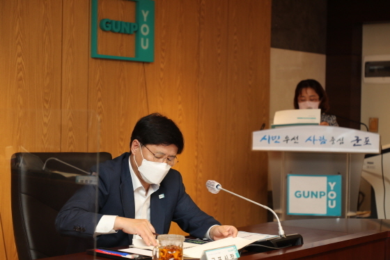 NSP통신-I-CAN 플랫폼 운영과 관련한 연구용역 최종보고회에서 한대희 시장이 자료를 살펴보고 있다. (군포시)