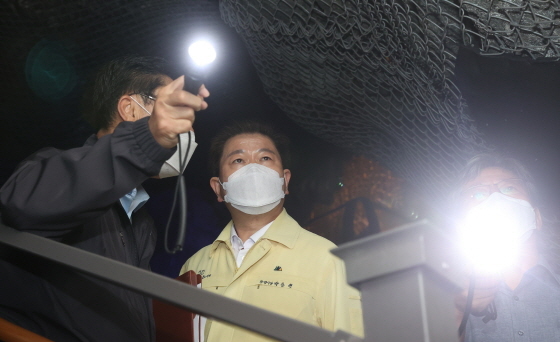 NSP통신-24일 박승원 광명시장이 광명동굴을 방문해 보행로 침하 사고 현장을 확인하고 있다. (광명시)