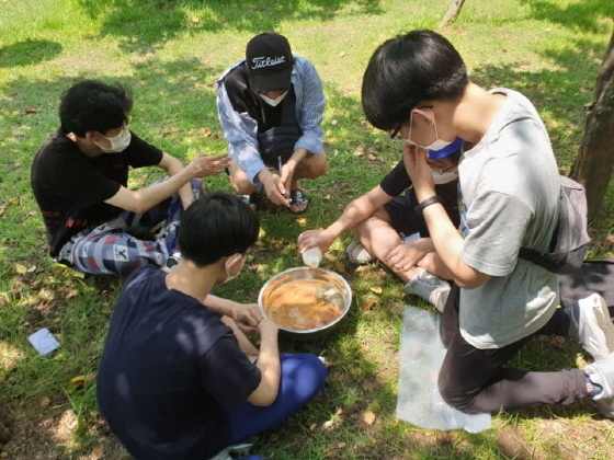 NSP통신-길토래비 자연학교에 참가한 청소년들이 황토로 EM 흙공을 만들고 있는 모습. (용인시)