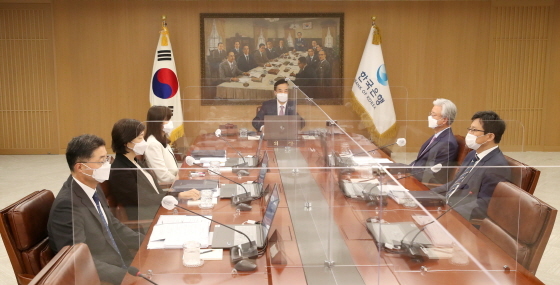 NSP통신-이주열 한국은행 총재가 26일 오전 서울 중구 한국은행에서 열린 금융통화위원회 본회의에서 회의를 주재하고 있다. (한국은행)