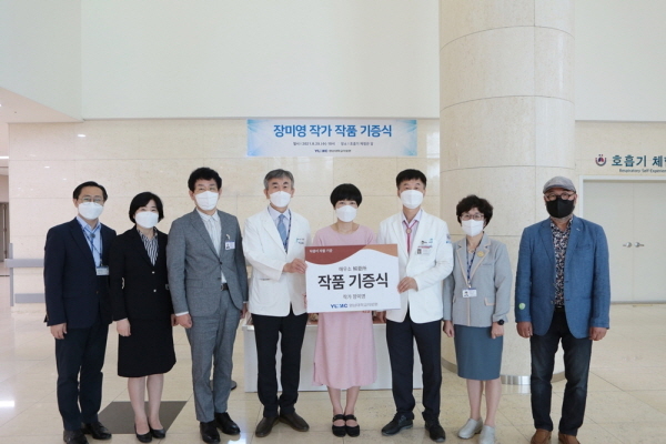 NSP통신-영남대병원 권역호흡기전문질환센터에서 장미영 작가의 닥종이 인형 작품 기증식이 개최됐다. (영남대의료원)