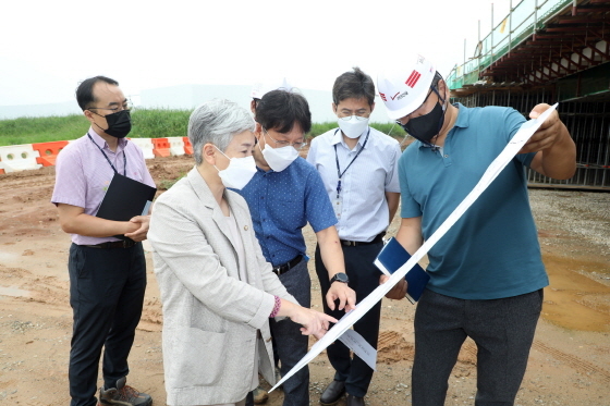 NSP통신-26일 윤경선 수원시의원(왼쪽에서 두번째)이 당수1지구 내 도로개설 공사 현장을 점검하고 있다. (수원시의회)