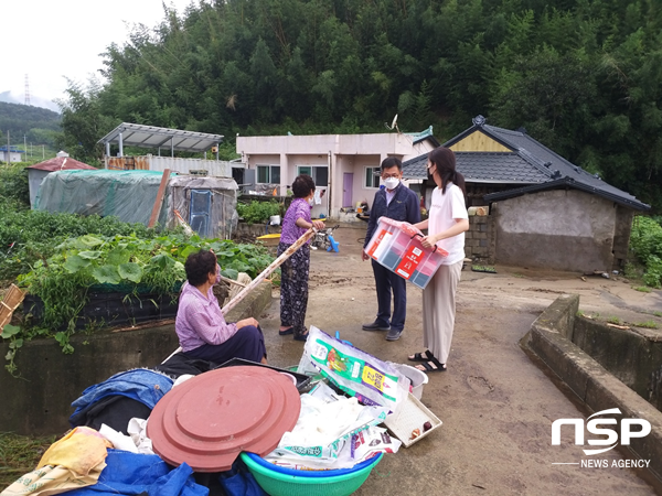 NSP통신-경주시 문무대왕면 태풍 오마이스 수해가구 구호물품 전달 모습. (경주시)