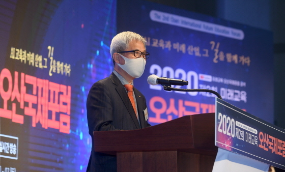 NSP통신-곽상욱 오산시장이 미래교육오산국제포럼에서 발언을 하고 있다. (오산시)