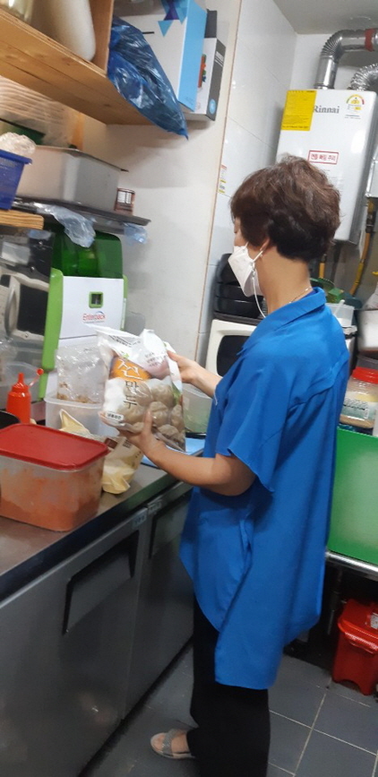 NSP통신-어린이 기호식품 전담관리원이 학교 주변 분식집에서 만두 식품의 유통기한을 확인하고 있다. (성남시)