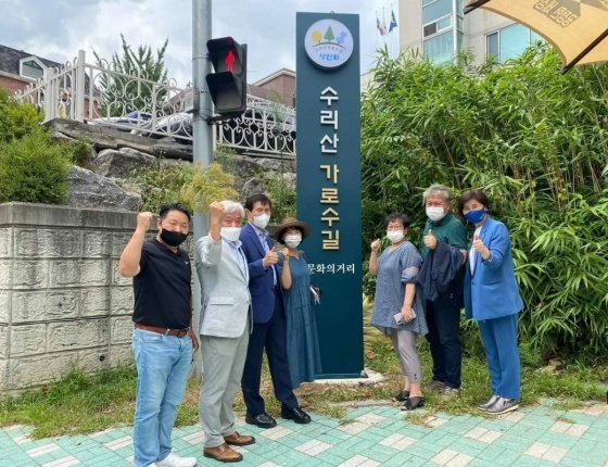 NSP통신-김미숙 경기도의원이 이학영 국회의원, 이견행 시의원 등과 함께 경기도시장상권진흥원의 골목상권 조직화 매니저의 지원을 통해 새롭게 조직된 수리산가로수길상인회를 찾아 배선한 상인회장을 만나 현장을 확인하고 격려했다. (경기도의회)