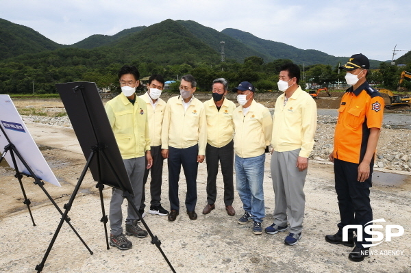 NSP통신-경상북도의회 건설소방위원회는 30일 태풍 오마이스 와 집중호우로 인해 제방과 도로가 유실된 영천시 자양면, 포항시 죽장면 일원을 방문해 피해현황을 점검하고 신속한 피해 복구를 당부했다. (경상북도의회)