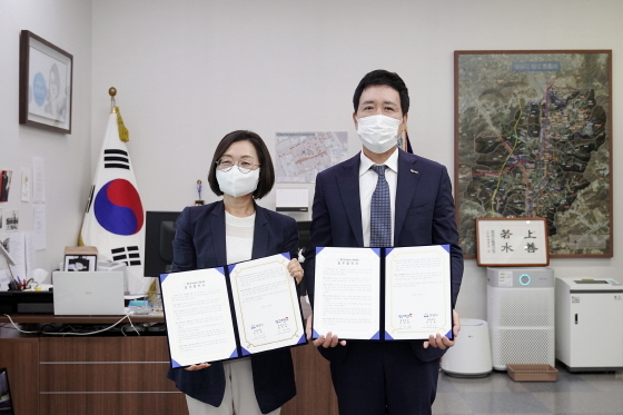 -1일 시청 시장 집무실에서 성남시와 영구크린이 다해드림 하우스 사업 지원에 관한 업무 협약을 체결한 가운데 은수미 성남시장(왼쪽)이 임한명 영구크린 대표와 기념촬영을 하고 있다. 