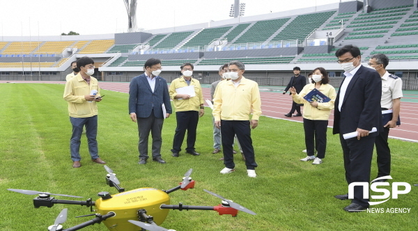 NSP통신-경상북도는 1일 제102회 전국체육대회와 제41회 전국장애인체육대회의 안전한 개최를 위해 강성조 행정부지사를 단장으로 민관합동점검반 12명을 편성해 전국체전 주 경기장인 구미 시민운동장의 안전관리 실태를 점검했다고 밝혔다. (경상북도)