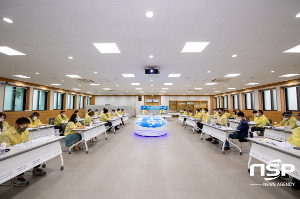 NSP통신-영덕군은 지난 1일부터 2일까지 2일간 군청 3층 회의실에서 2022년도 주요업무보고회를 개최했다. (영덕군)
