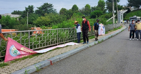 NSP통신-▲서천군이 학교주변 불법광고물 일제정비를 실시했다. (서천군)