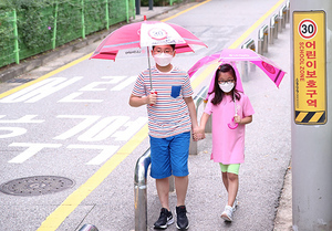 [NSP PHOTO]LG디스플레이, 어린이 교통안전 위한 투명 안전 우산배포