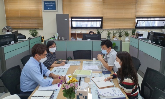 NSP통신-2일 정희시 경기도의원이 경기도 공공기관 평가부서로 부터 도 산하 공공기관 경영평가 실태와 현황 등에 관한 보고를 받고 있다. (경기도의회)