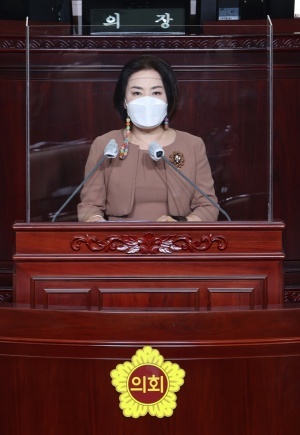 NSP통신-2일 경기도의회 본회의장에서 제354회 임시회 본회의 도정질문을 하는 권정선 경기도의원. (경기도의회)