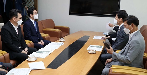 NSP통신-▲양승조 지사가 국토부장관을 만나 4개 현안을 설명하며 지원을 요청했다. (충남도)