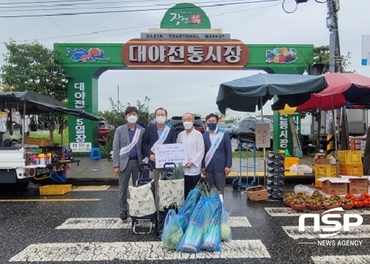 [NSP PHOTO]군산시의회, 추석맞이 전통시장 장보기 행사 펼쳐