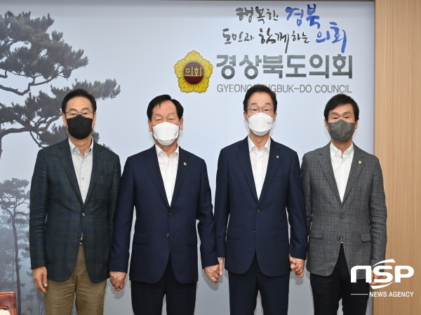 NSP통신-경상북도교육청은 경상북도의회와 협력해 학생 교육 회복을 통해 코로나19를 극복하기 위해 도내 모든 학생에게 온학교 교육회복학습지원 30만 원을 지원한다. (경상북도교육청)