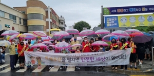 [NSP PHOTO]광양읍주민자치위원회, 어린이 교통안전 위한 투명 안전 우산 배포