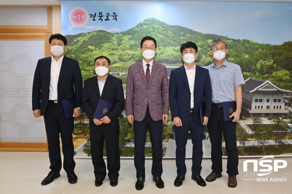 NSP통신-경상북도교육청은 7일 본관 3층 접견실에서 2021년 모범운전자(지방공무원)에게 교육감 표창장을 수여했다. (경상북도교육청)