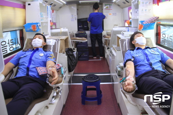 NSP통신-포항해양경찰서는 지난 6일부터 7일까지 2일간 사랑의 헌혈운동을 청사 입구 앞 이동식 헌혈 버스에서 진행했다고 밝혔다. (포항 해양경찰서)