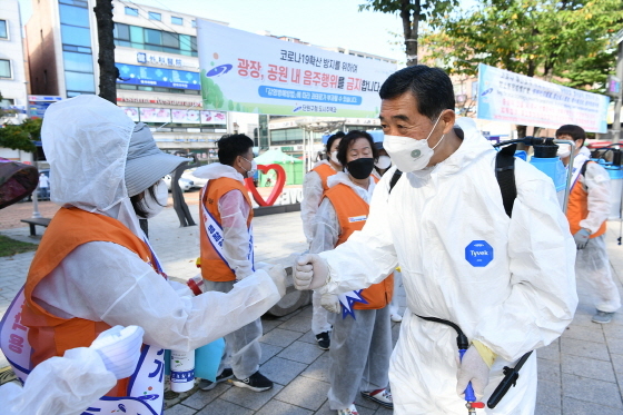 NSP통신-8일 원곡동 다문화마을특구 일원에서 윤화섭 안산시장(오른쪽)을 비롯한 공무원과 뜰봉사회 캠페인단이 코로나19 특별방역 캠페인을 진행하고 있다. (안산시)