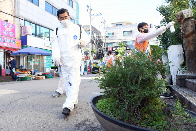 NSP통신-원곡동 다문화마을특구 일원에서 윤화섭 안산시장(왼쪽)을 비롯한 공무원과 뜰봉사회 캠페인단이 코로나19 특별방역 캠페인을 진행하고 있다. (안산시)