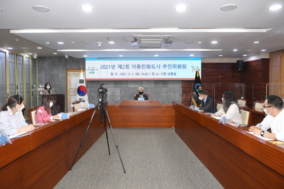 NSP통신-7일 열린 2021년 제2회 아동친화도시 추진위원회에서 곽상욱 오산시장(가운데)이 발언을 하는 모습. (오산시)