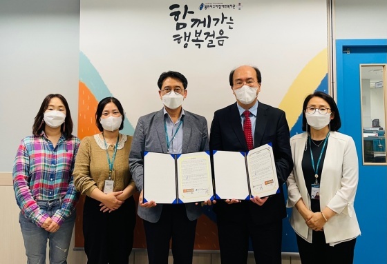 -용인시수지장애인복지관과 마음과마음정신과의원 용인수지점이 장애인이 살기 좋은 지역사회 만들기 업무협약을 체결한 가운데 한근식 관장, 윤병문 원장을 비롯한 관계자들이 협약 기념촬영을 