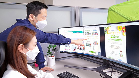 NSP통신-삼성전자 직원들이 온라인 장터에서 농산품을 고르고 있다. (삼성)