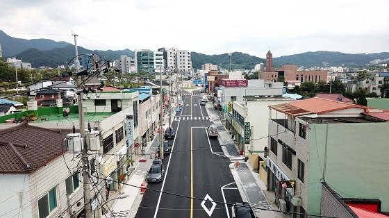 NSP통신-▲예산군이 명절 전 도로 포장을 완료하기 위해 총력을 기울이고 있다. (예산군)