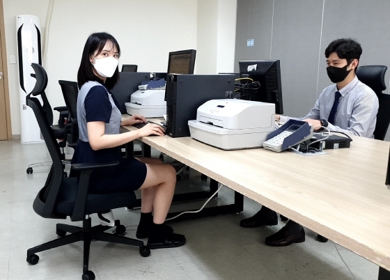NSP통신-14일 친환경 사무공간에서 JT저축은행 직원들이 근무를 하고 있다. (JT저축은행)