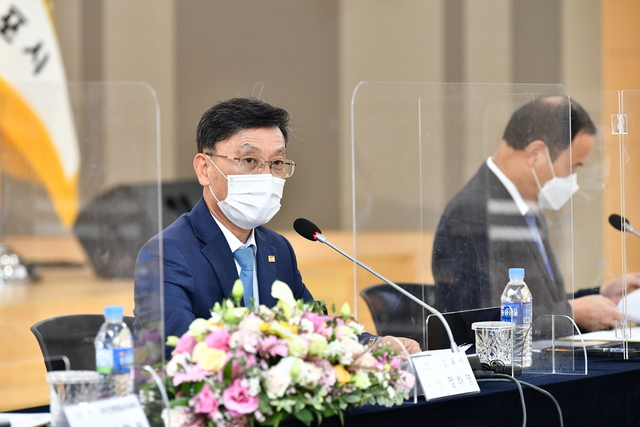 NSP통신-정하영 김포시장이 커뮤니티형 복합쇼핑시설 조성 업무협약에 참여하고 있다. (김포시)