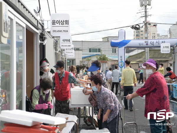 NSP통신-영덕군이 영덕시장 화재로 인한 임시시장을 14일 개장, 많은 손님들이 찾았다. (영덕군)