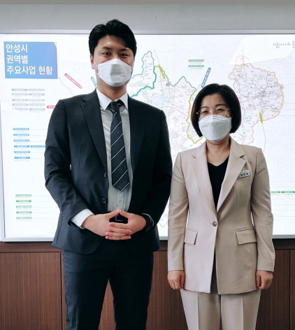 NSP통신-14일 김보라 안성시장(오른쪽)이 국립한경대학교 김문성 총학생회장과의 간담회 가운데 기념촬영을 하고 있다. (안성시)