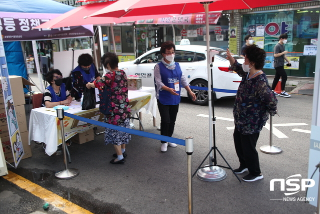 NSP통신-15일 오후 3시부터 반딧불이연무시장에서 물건을 구입한 영수증을 가지고 오는 고객에게 경품을 지급하고 있다. (김종식 기자)