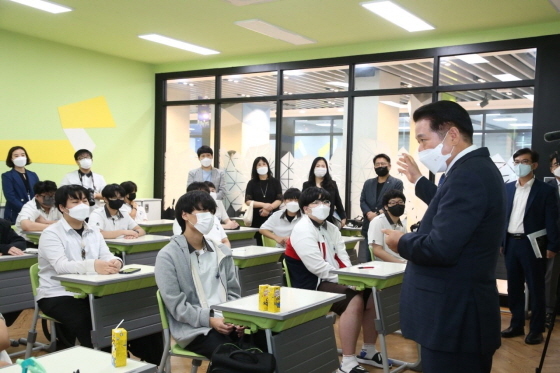 NSP통신-15일 최대호 안양시장이 안양공고 실감교육 콘텐츠 체험학교 개소식에 참석했다. (안양시)