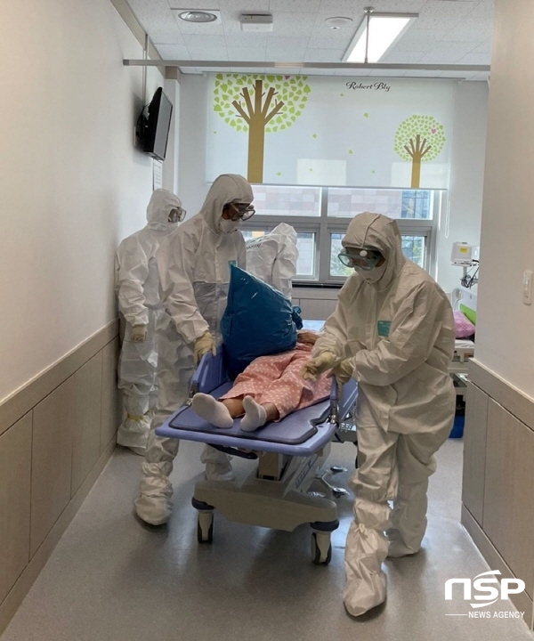 NSP통신-울진군은 지난 15일 울진군의료원요양병원 병동에서 코로나19 감염증에 대한 대응 모의훈련을 실시했다. (울진군)